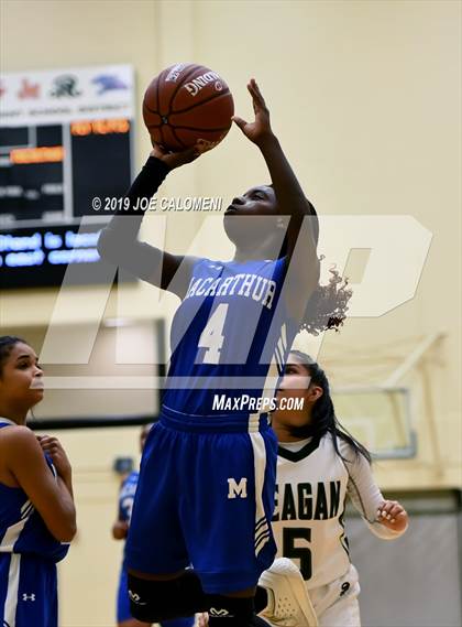 Thumbnail 2 in Reagan [Ronald] vs MacArthur [Douglas] photogallery.