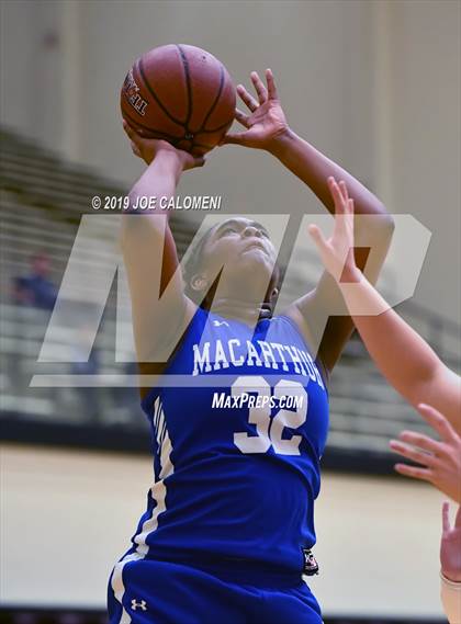 Thumbnail 1 in Reagan [Ronald] vs MacArthur [Douglas] photogallery.