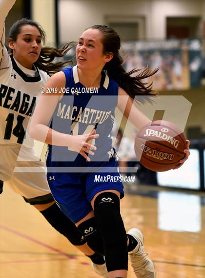 Thumbnail 1 in Reagan [Ronald] vs MacArthur [Douglas] photogallery.