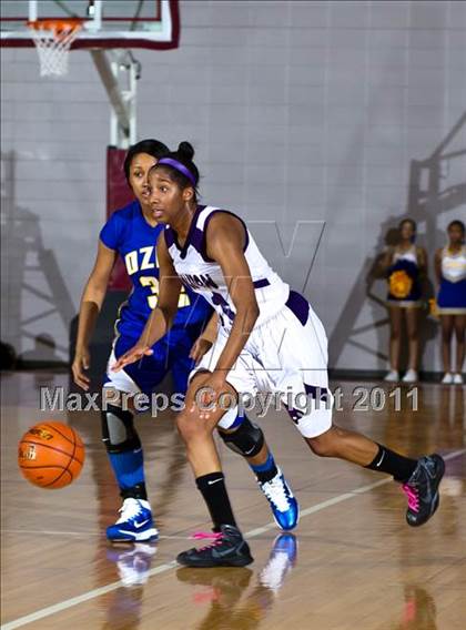 Thumbnail 2 in Angleton vs. Ozen (4A Region III Semifinal) photogallery.