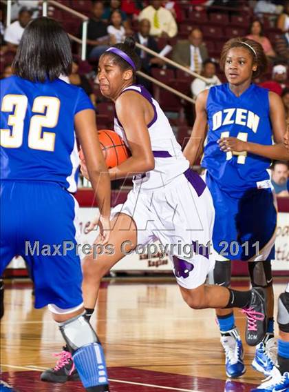 Thumbnail 1 in Angleton vs. Ozen (4A Region III Semifinal) photogallery.