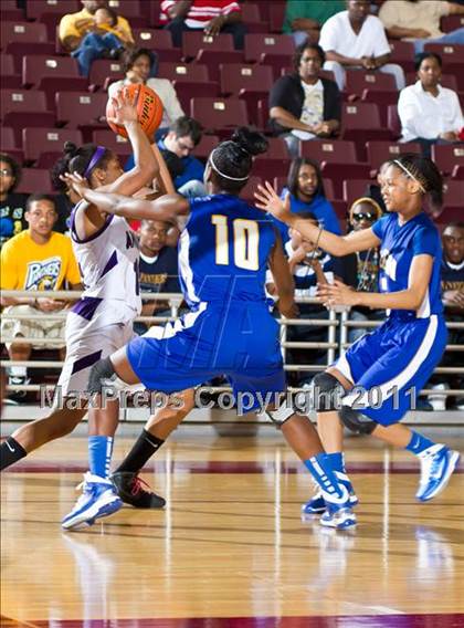 Thumbnail 1 in Angleton vs. Ozen (4A Region III Semifinal) photogallery.
