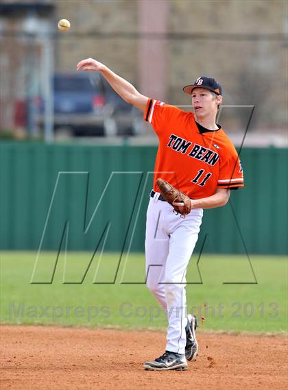 Thumbnail 1 in Tom Bean vs Howe (Farmersville Invitational) photogallery.