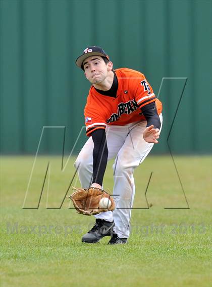 Thumbnail 2 in Tom Bean vs Howe (Farmersville Invitational) photogallery.