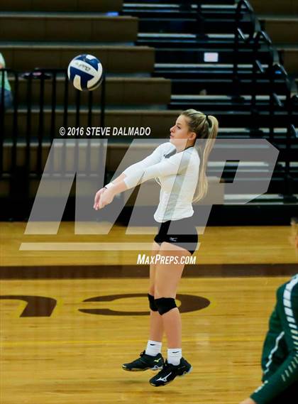Thumbnail 2 in Acadiana @ Mt. Carmel (LHSAA Division I 2nd Round) photogallery.