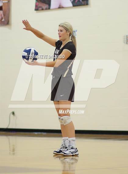 Thumbnail 2 in Acadiana @ Mt. Carmel (LHSAA Division I 2nd Round) photogallery.
