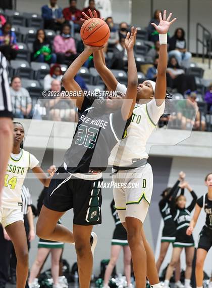 Thumbnail 3 in DeSoto vs. Lake Ridge (UIL 6A Quarterfinals) photogallery.
