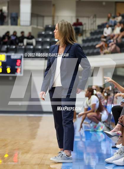 Thumbnail 3 in DeSoto vs. Lake Ridge (UIL 6A Quarterfinals) photogallery.
