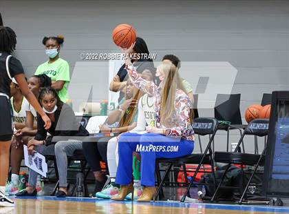 Thumbnail 3 in DeSoto vs. Lake Ridge (UIL 6A Quarterfinals) photogallery.