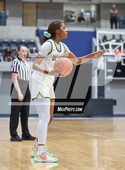 Thumbnail 2 in DeSoto vs. Lake Ridge (UIL 6A Quarterfinals) photogallery.