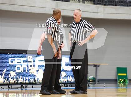 Thumbnail 2 in DeSoto vs. Lake Ridge (UIL 6A Quarterfinals) photogallery.