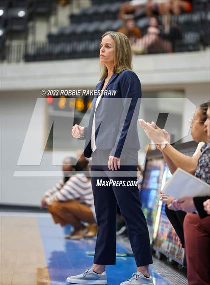 Thumbnail 2 in DeSoto vs. Lake Ridge (UIL 6A Quarterfinals) photogallery.