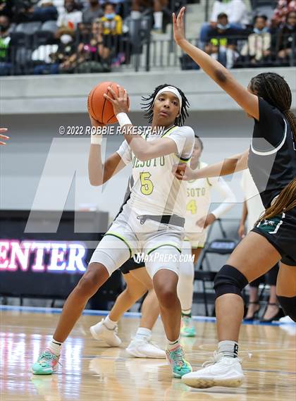 Thumbnail 3 in DeSoto vs. Lake Ridge (UIL 6A Quarterfinals) photogallery.