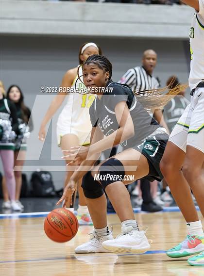 Thumbnail 2 in DeSoto vs. Lake Ridge (UIL 6A Quarterfinals) photogallery.