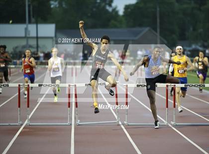 Thumbnail 1 in IHSAA Regional Meet photogallery.