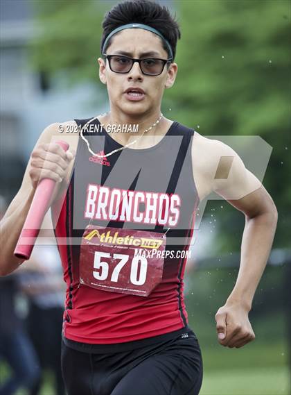 Thumbnail 2 in IHSAA Regional Meet photogallery.