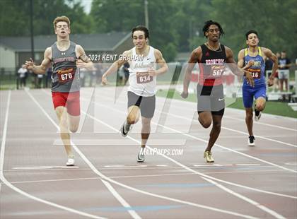 Thumbnail 2 in IHSAA Regional Meet photogallery.