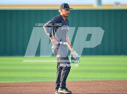 Thumbnail 1 in Hendrickson vs. Barbers Hill (UIL 5A D1 Baseball Regional Semis) photogallery.