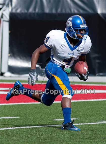 Thumbnail 2 in Oscar Smith vs. Pickerington Central (Kirk Herbstreit National Kickoff Classic) photogallery.