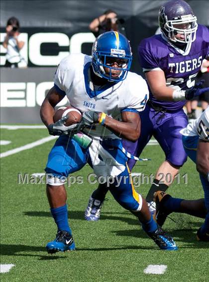 Thumbnail 1 in Oscar Smith vs. Pickerington Central (Kirk Herbstreit National Kickoff Classic) photogallery.