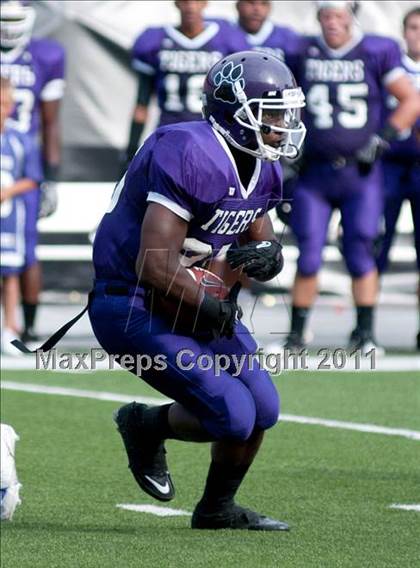 Thumbnail 1 in Oscar Smith vs. Pickerington Central (Kirk Herbstreit National Kickoff Classic) photogallery.