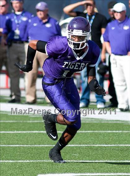 Thumbnail 1 in Oscar Smith vs. Pickerington Central (Kirk Herbstreit National Kickoff Classic) photogallery.