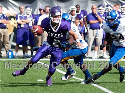 Thumbnail 1 in Oscar Smith vs. Pickerington Central (Kirk Herbstreit National Kickoff Classic) photogallery.