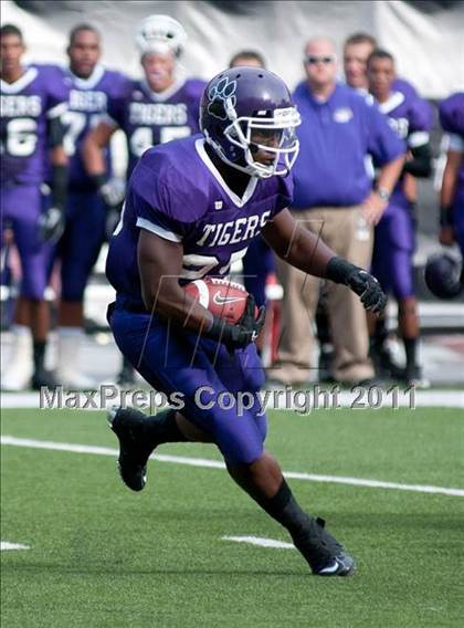 Thumbnail 2 in Oscar Smith vs. Pickerington Central (Kirk Herbstreit National Kickoff Classic) photogallery.