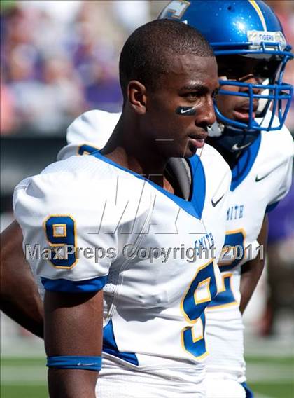 Thumbnail 1 in Oscar Smith vs. Pickerington Central (Kirk Herbstreit National Kickoff Classic) photogallery.