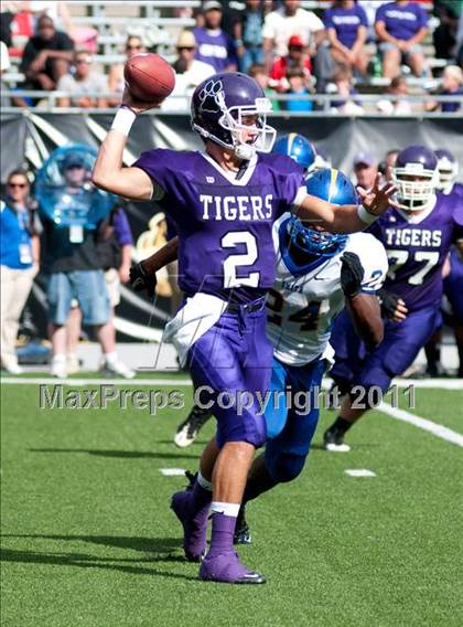 Thumbnail 1 in Oscar Smith vs. Pickerington Central (Kirk Herbstreit National Kickoff Classic) photogallery.