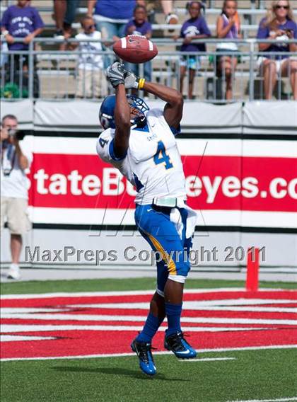 Thumbnail 1 in Oscar Smith vs. Pickerington Central (Kirk Herbstreit National Kickoff Classic) photogallery.