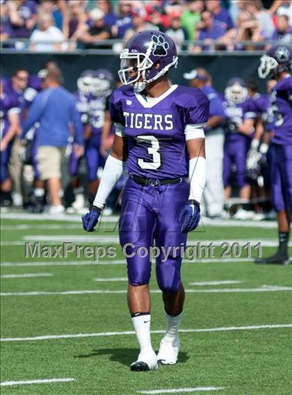 Thumbnail 1 in Oscar Smith vs. Pickerington Central (Kirk Herbstreit National Kickoff Classic) photogallery.