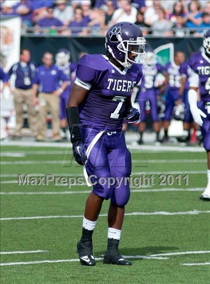 Thumbnail 1 in Oscar Smith vs. Pickerington Central (Kirk Herbstreit National Kickoff Classic) photogallery.