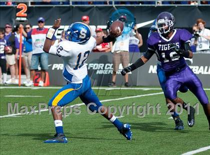 Thumbnail 1 in Oscar Smith vs. Pickerington Central (Kirk Herbstreit National Kickoff Classic) photogallery.