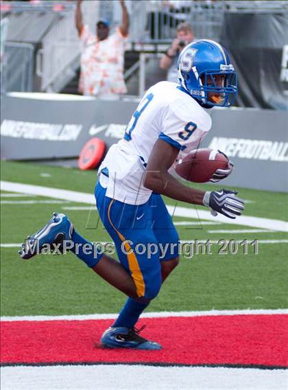 Thumbnail 1 in Oscar Smith vs. Pickerington Central (Kirk Herbstreit National Kickoff Classic) photogallery.