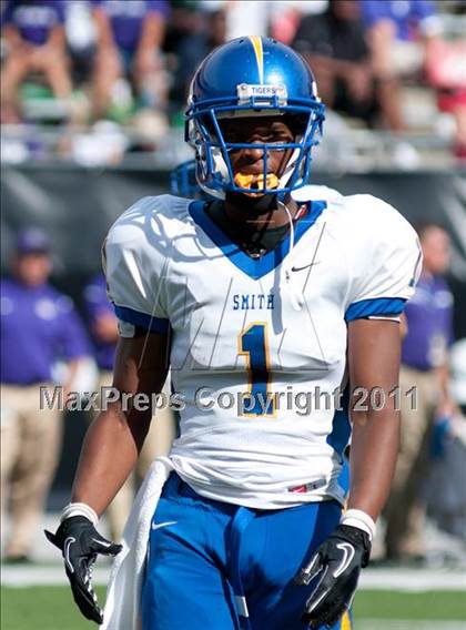 Thumbnail 3 in Oscar Smith vs. Pickerington Central (Kirk Herbstreit National Kickoff Classic) photogallery.