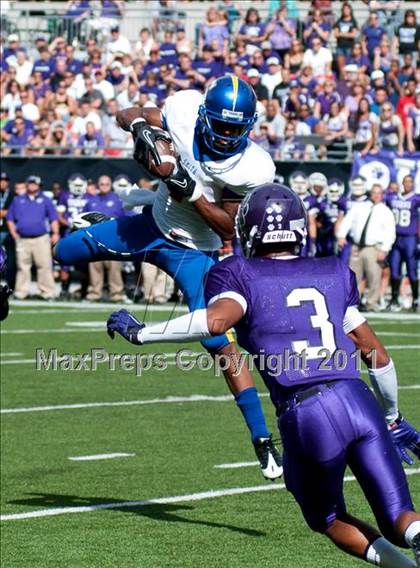 Thumbnail 2 in Oscar Smith vs. Pickerington Central (Kirk Herbstreit National Kickoff Classic) photogallery.