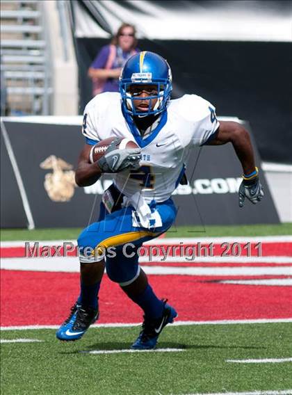 Thumbnail 2 in Oscar Smith vs. Pickerington Central (Kirk Herbstreit National Kickoff Classic) photogallery.