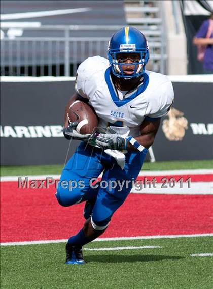 Thumbnail 3 in Oscar Smith vs. Pickerington Central (Kirk Herbstreit National Kickoff Classic) photogallery.
