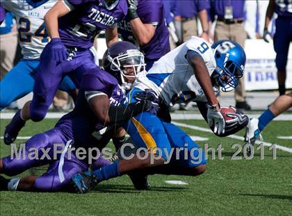Thumbnail 1 in Oscar Smith vs. Pickerington Central (Kirk Herbstreit National Kickoff Classic) photogallery.
