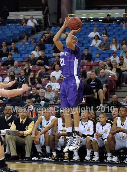 Thumbnail 3 in Sacramento vs. Bishop O'Dowd (CIF NorCal D3 Final) photogallery.