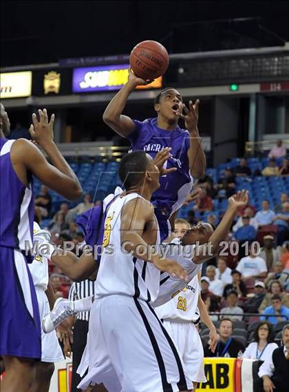 Thumbnail 3 in Sacramento vs. Bishop O'Dowd (CIF NorCal D3 Final) photogallery.
