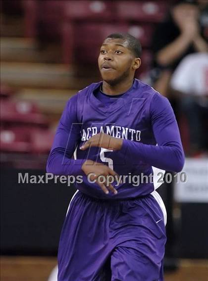 Thumbnail 3 in Sacramento vs. Bishop O'Dowd (CIF NorCal D3 Final) photogallery.