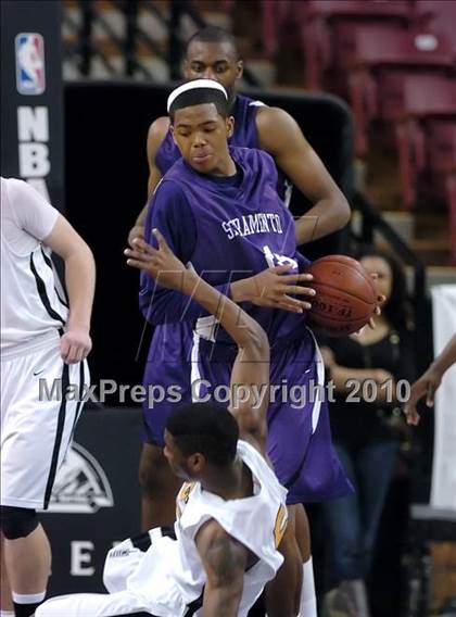 Thumbnail 2 in Sacramento vs. Bishop O'Dowd (CIF NorCal D3 Final) photogallery.