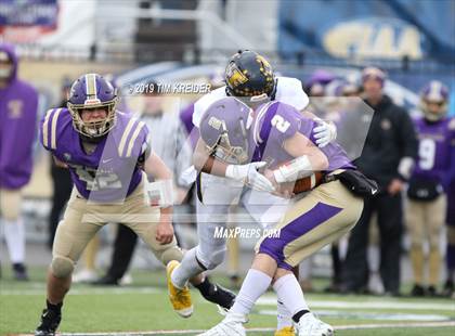 Thumbnail 2 in Bishop Guilfoyle vs. Farrell (PIAA 1A Final) photogallery.