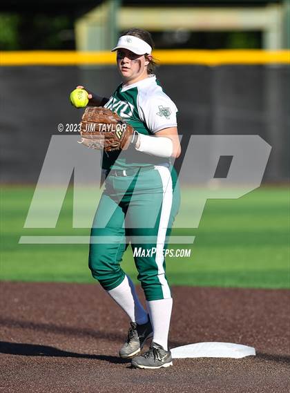 Thumbnail 3 in Santo vs Rio Vista (UIL 2A Bi-District) photogallery.
