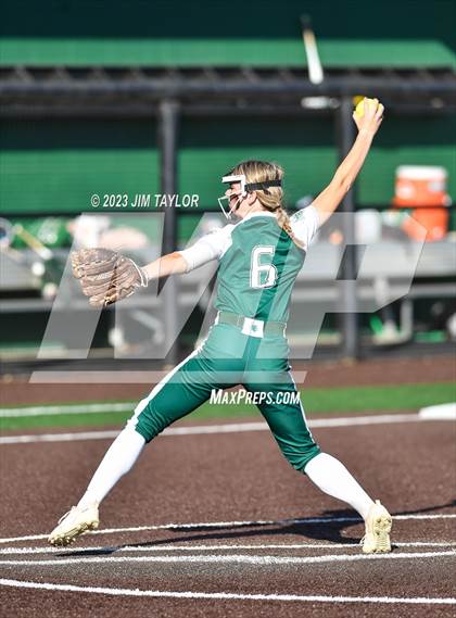Thumbnail 3 in Santo vs Rio Vista (UIL 2A Bi-District) photogallery.