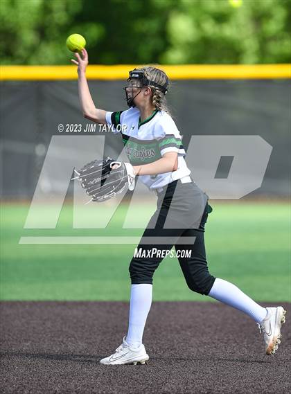Thumbnail 3 in Santo vs Rio Vista (UIL 2A Bi-District) photogallery.