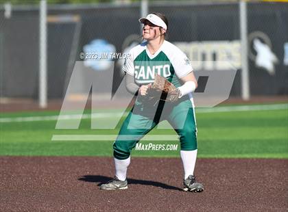 Thumbnail 3 in Santo vs Rio Vista (UIL 2A Bi-District) photogallery.