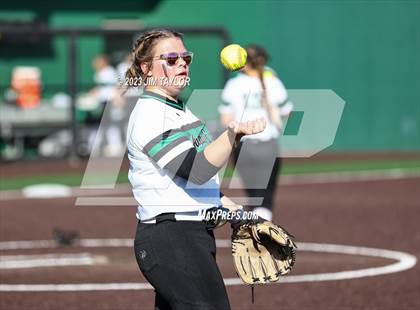 Thumbnail 1 in Santo vs Rio Vista (UIL 2A Bi-District) photogallery.